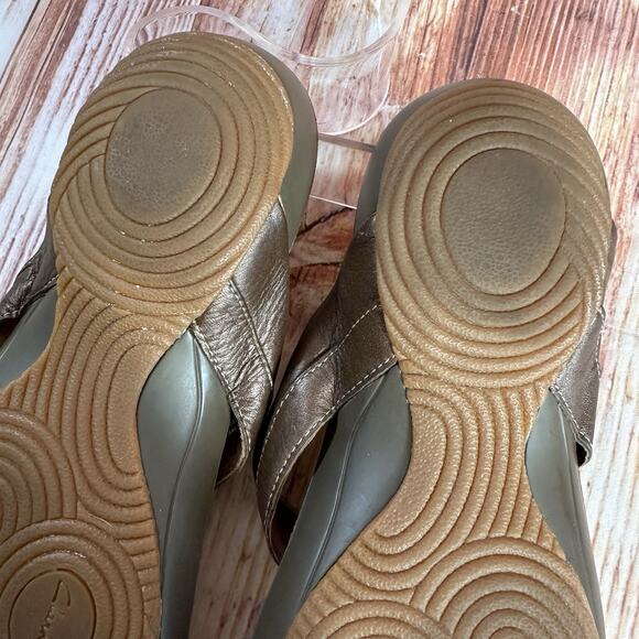 Clarks Sandals Sz 9 Bronze Leather Open Toe Slides Flip Flops Thong Flats Shoes - Picture 10 of 11